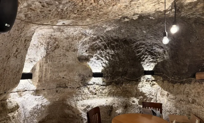 Installation d’éclairage et sonorisation dans un bar à vin à Jonzac 