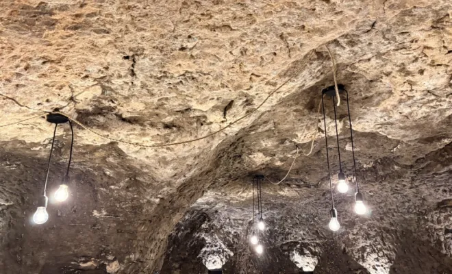 Installation d’éclairage et sonorisation dans un bar à vin à Jonzac