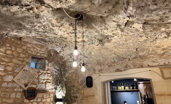 Installation d’éclairage et sonorisation dans un bar à vin à Jonzac